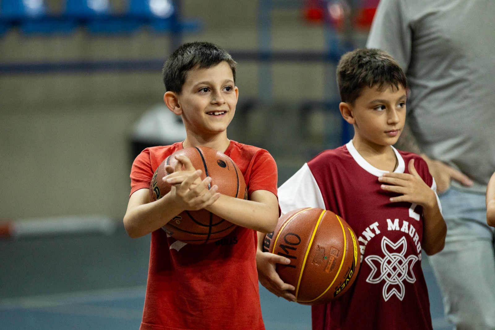 Aluno(a) da H10 concentrado(a) com a bola de basquete durante o jogo